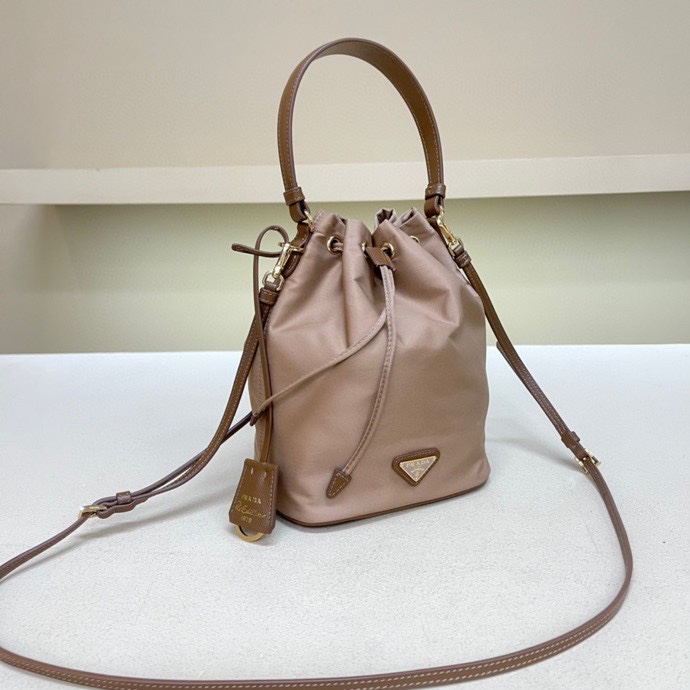 Pra*a re-edition 1978 re-nylon bag