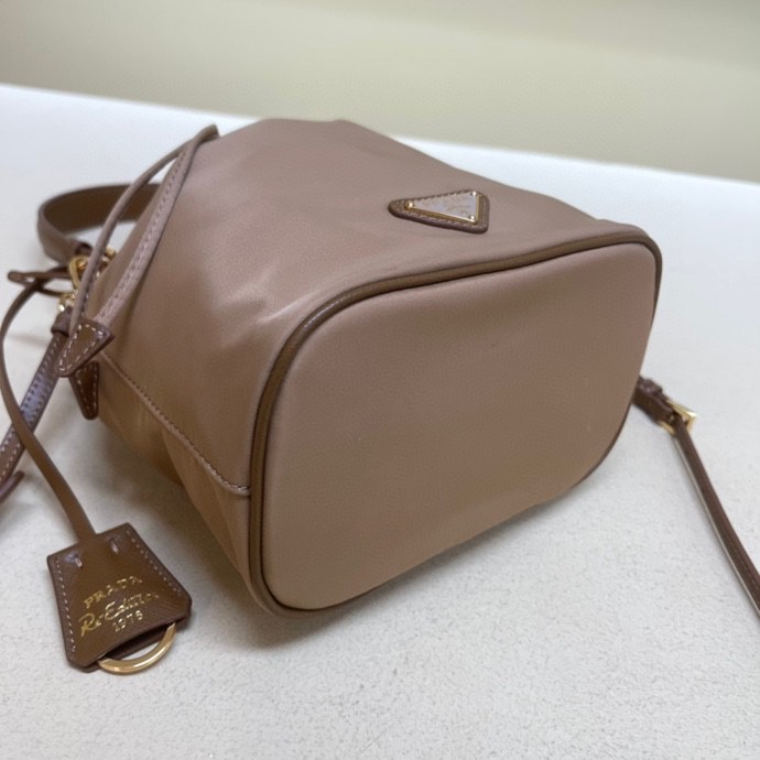 Pra*a re-edition 1978 re-nylon bag