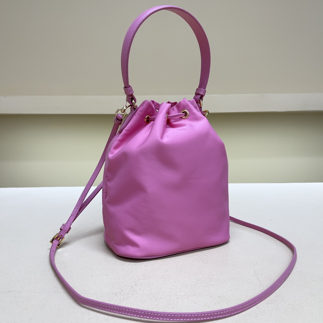 Pra*a re-edition 1978 re-nylon bag