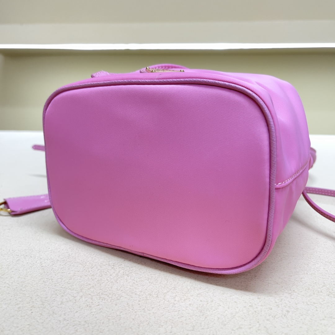 Pra*a re-edition 1978 re-nylon bag