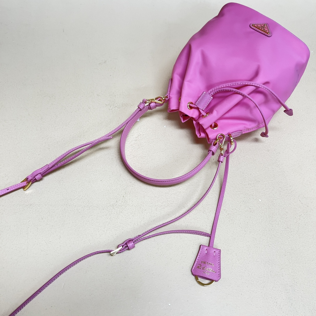 Pra*a re-edition 1978 re-nylon bag