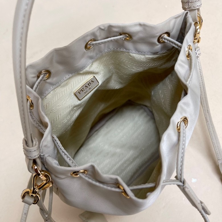 Pra*a re-edition 1978 re-nylon bag