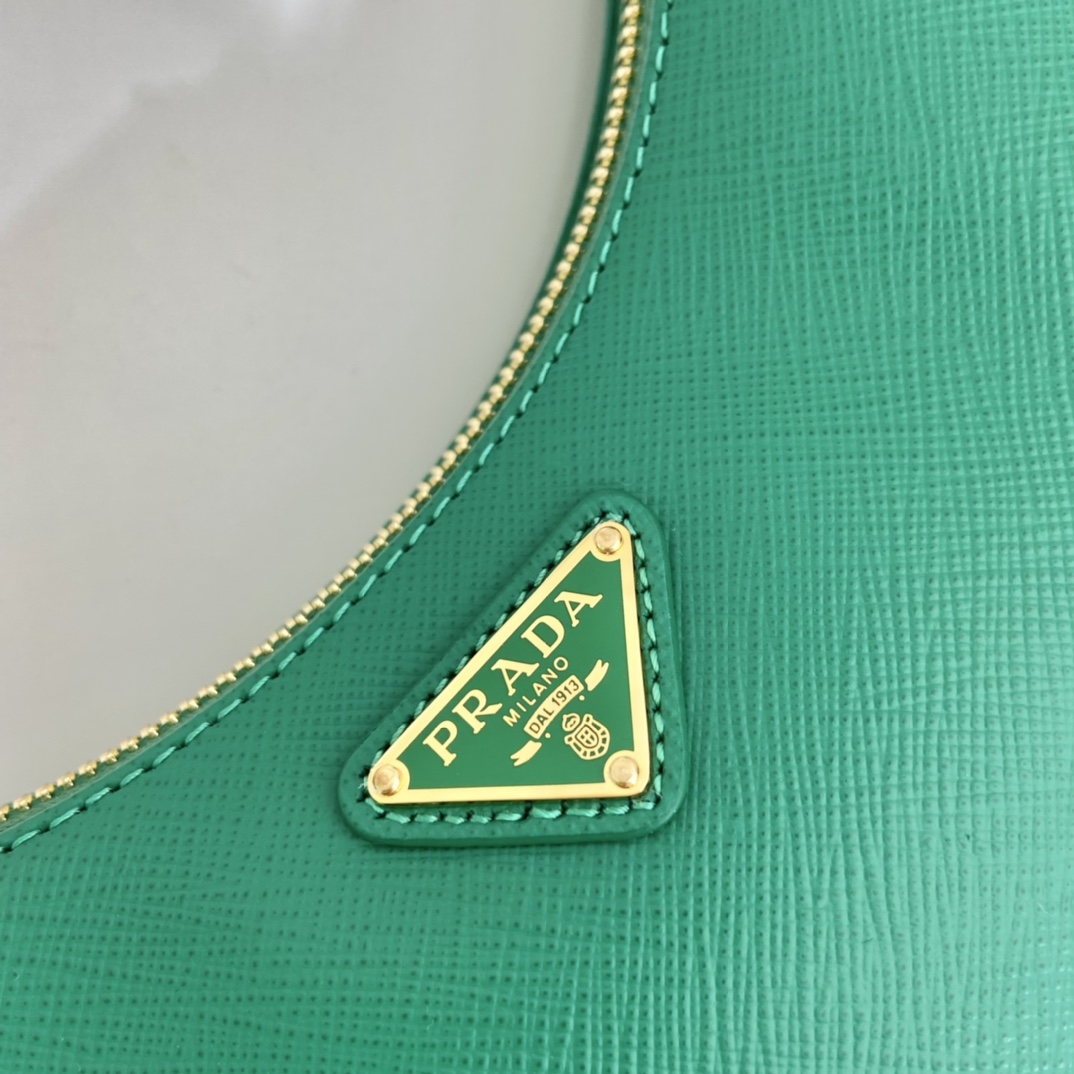 Pra*a hobo bag