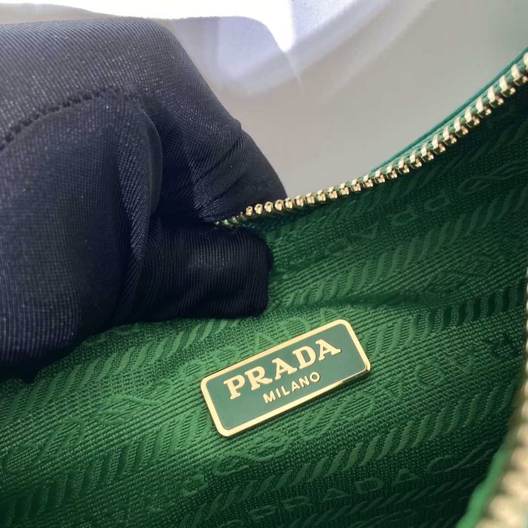 Pra*a hobo bag