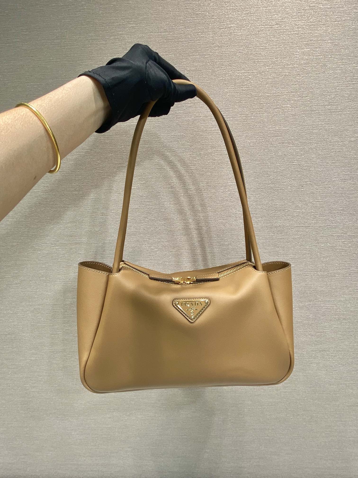 Pra*a medium leather handbag