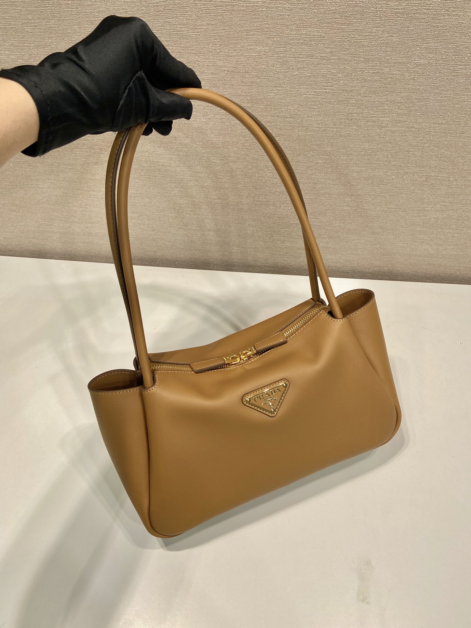 Pra*a medium leather handbag