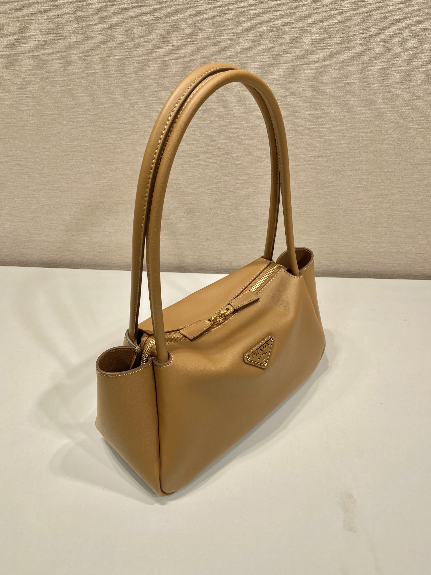 Pra*a medium leather handbag