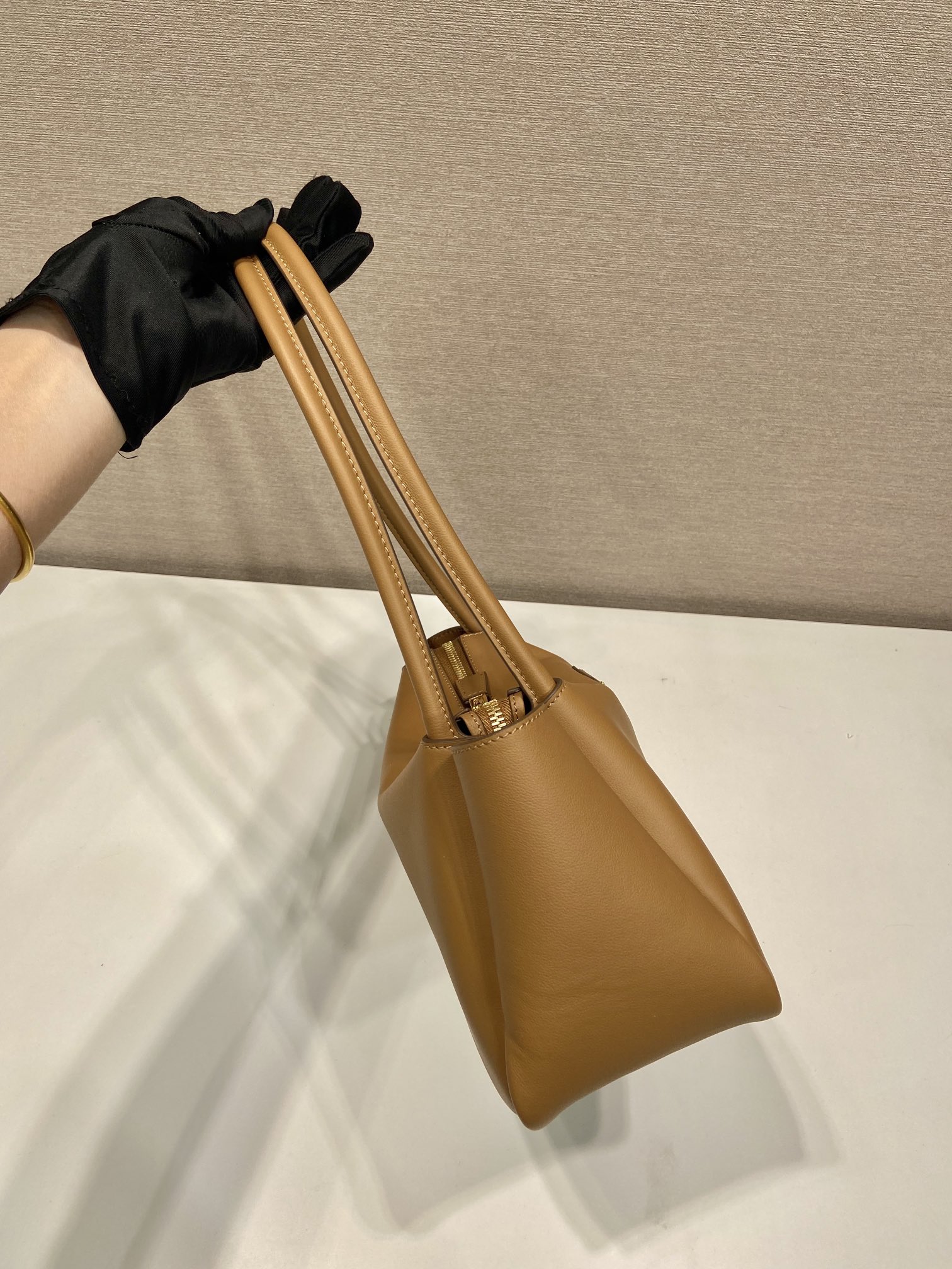 Pra*a medium leather handbag