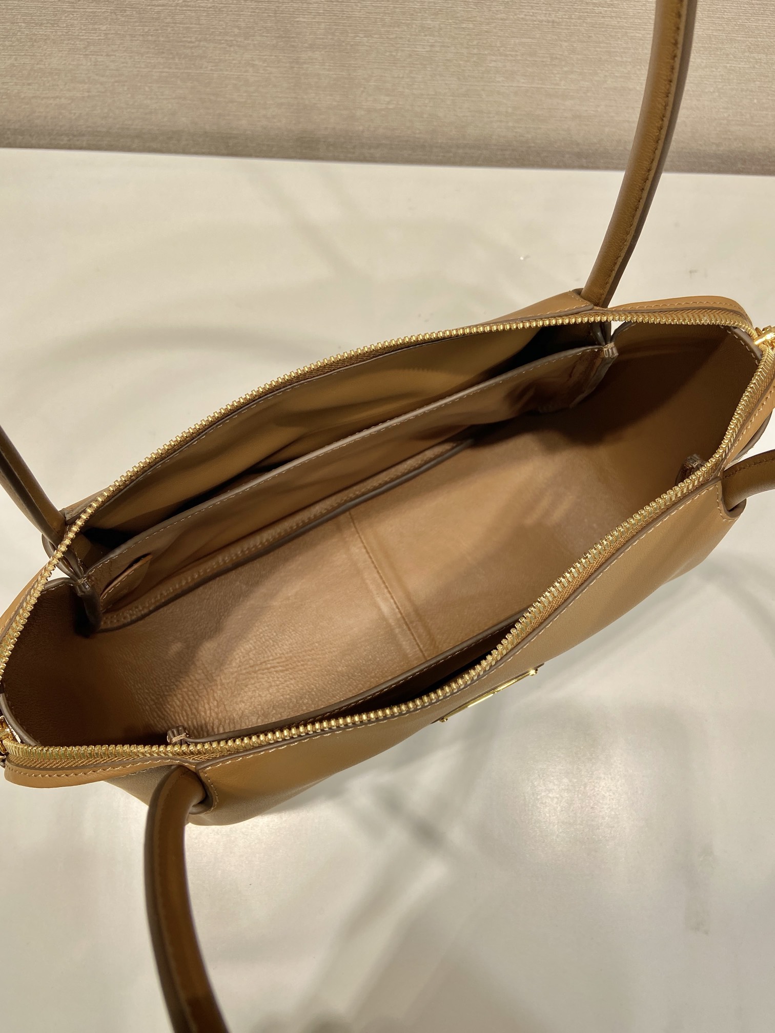 Pra*a medium leather handbag