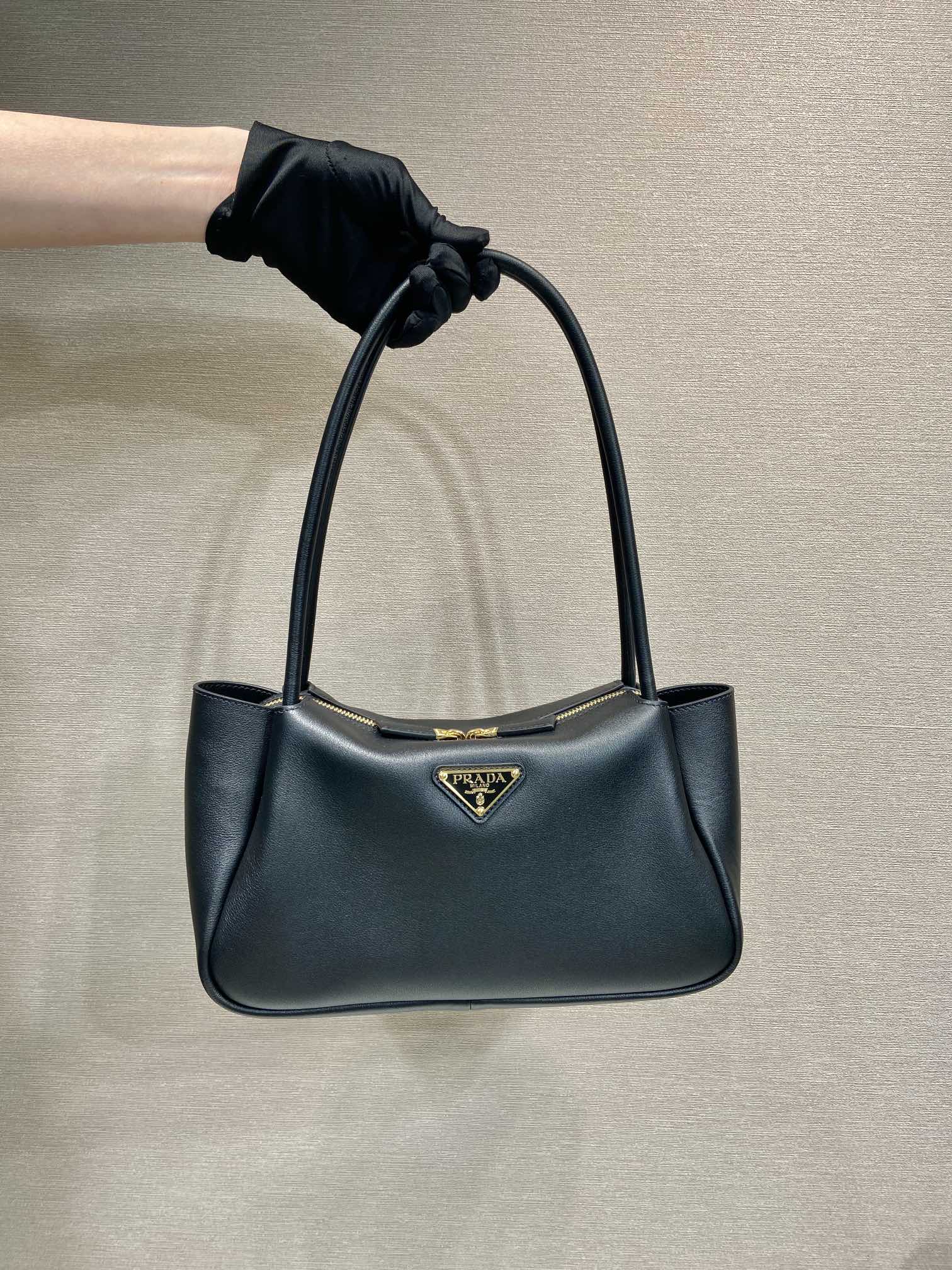 Pra*a medium leather handbag