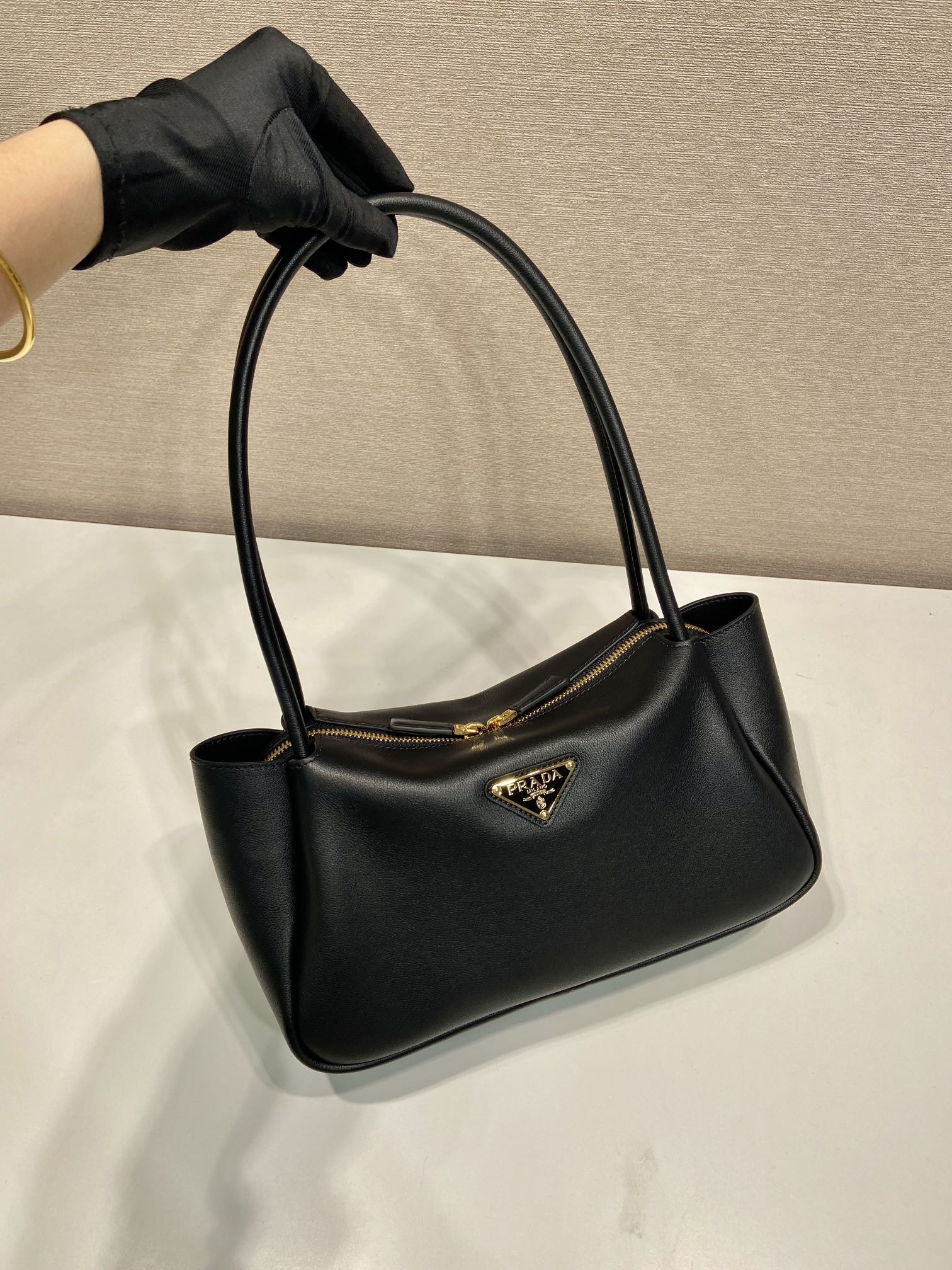 Pra*a medium leather handbag