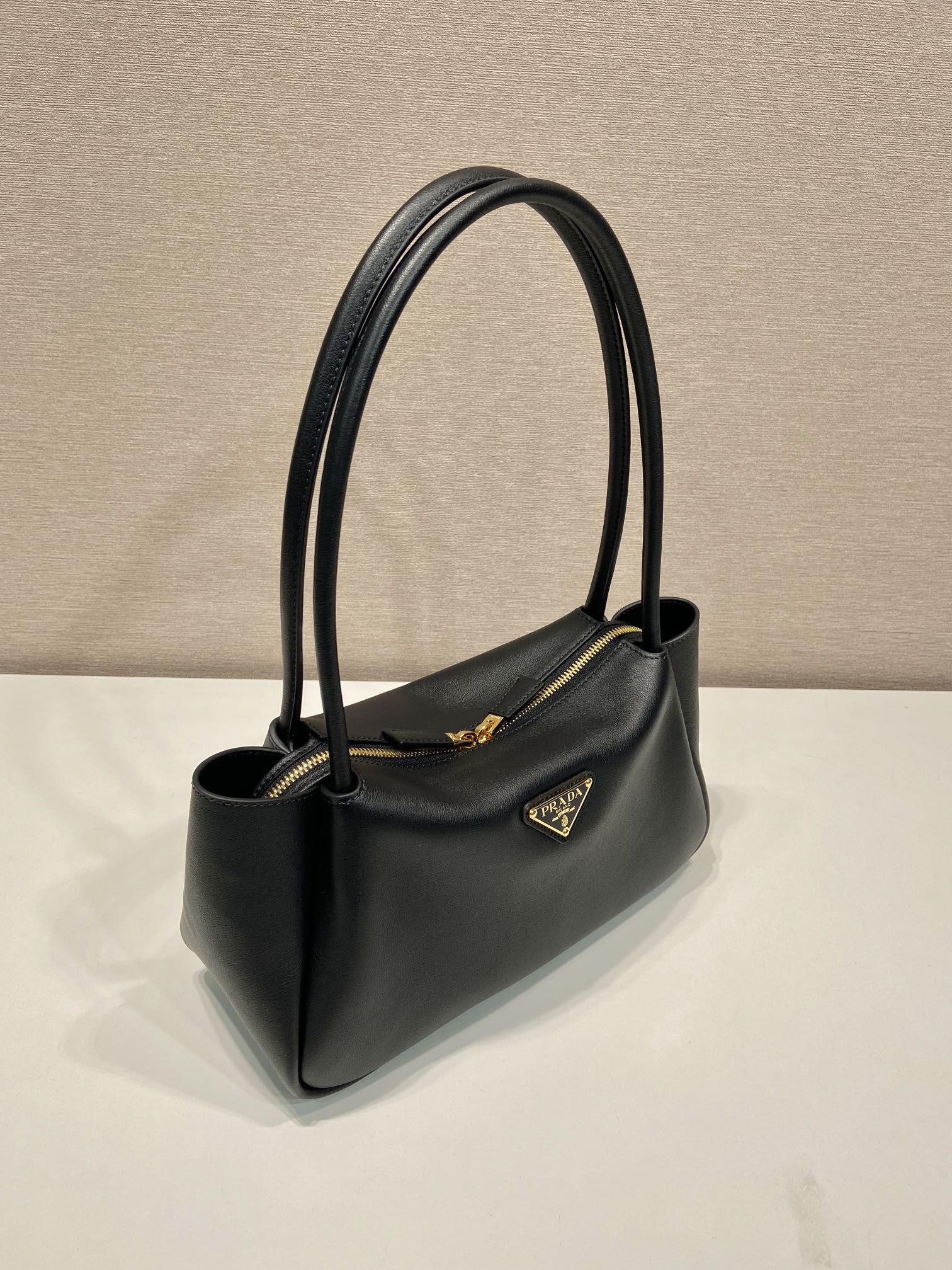 Pra*a medium leather handbag