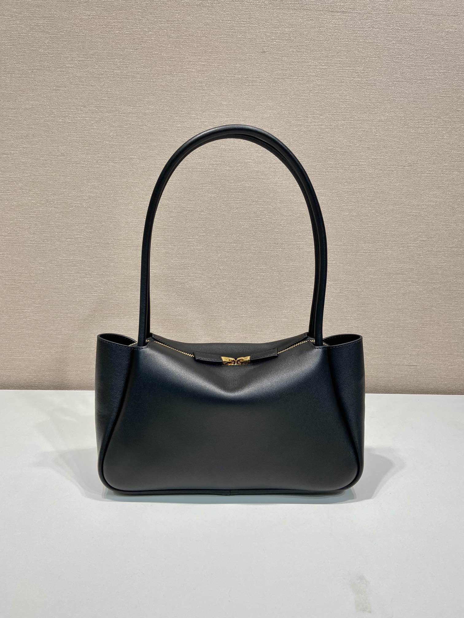 Pra*a medium leather handbag