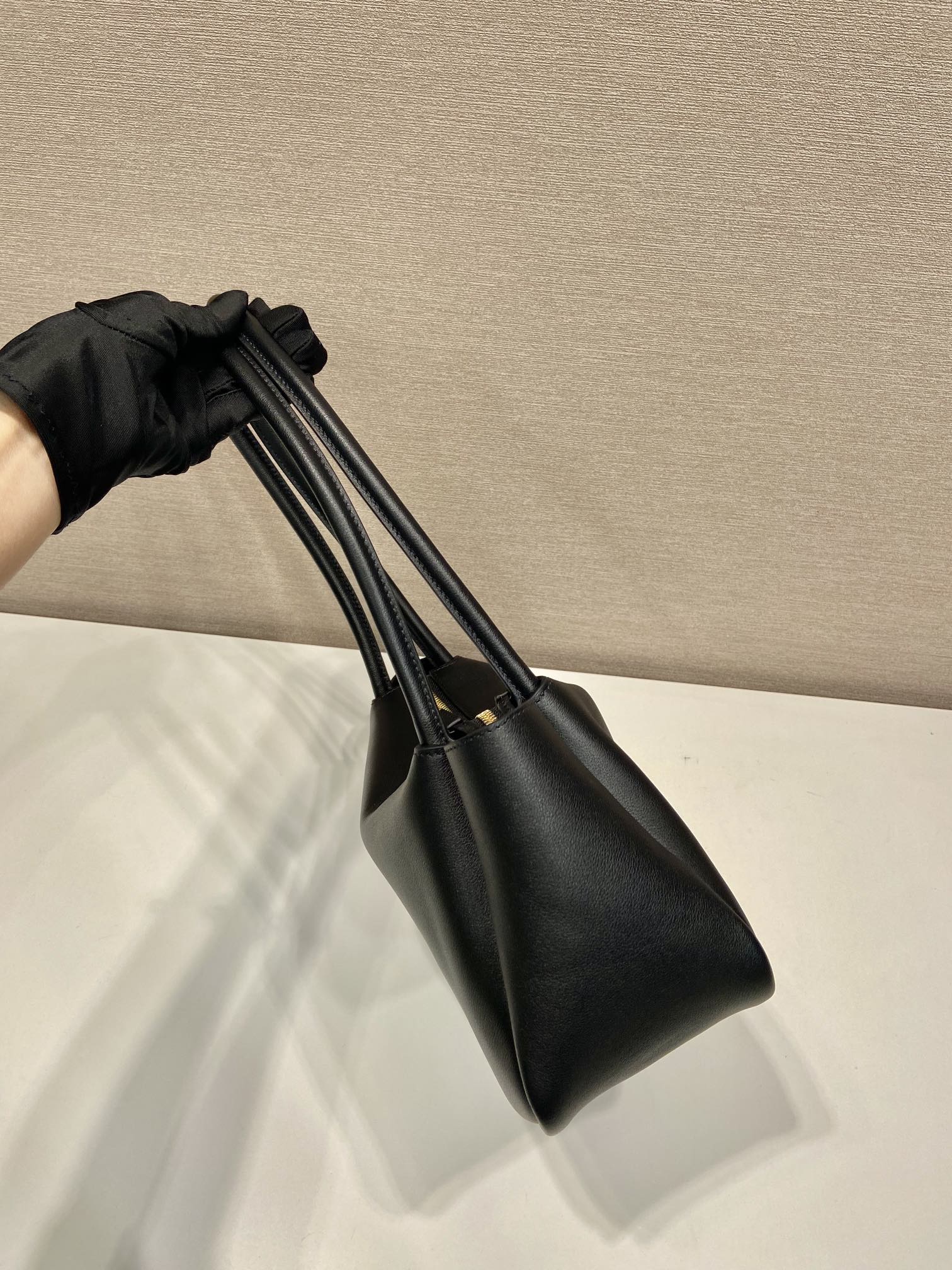 Pra*a medium leather handbag