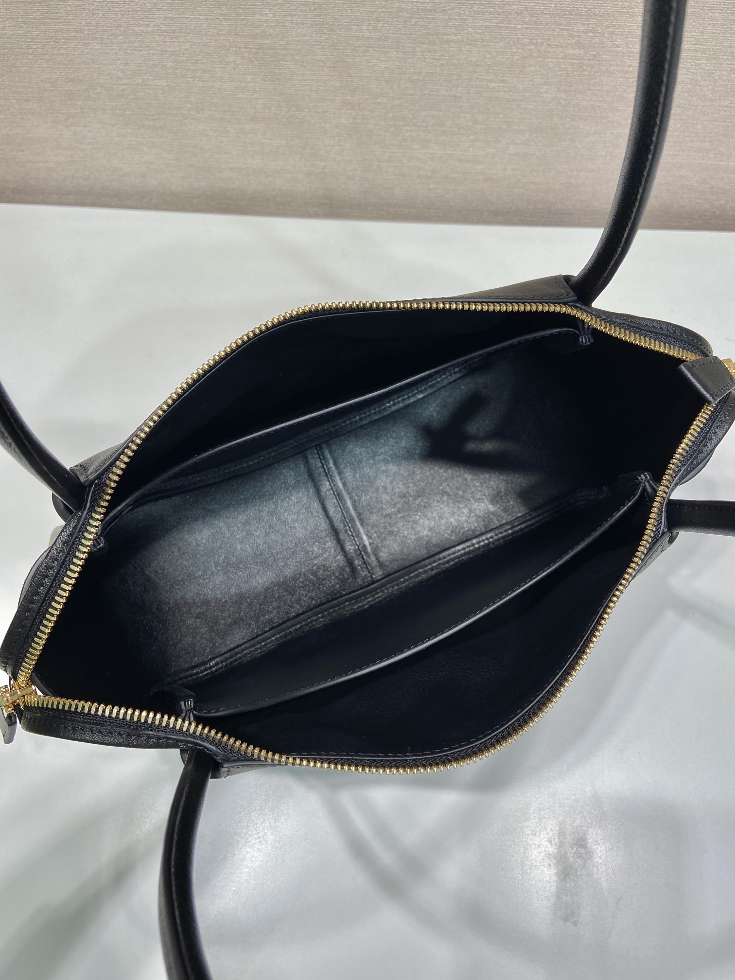 Pra*a medium leather handbag