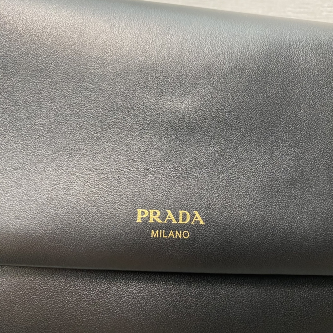 Pra*a large leather shoulder bag