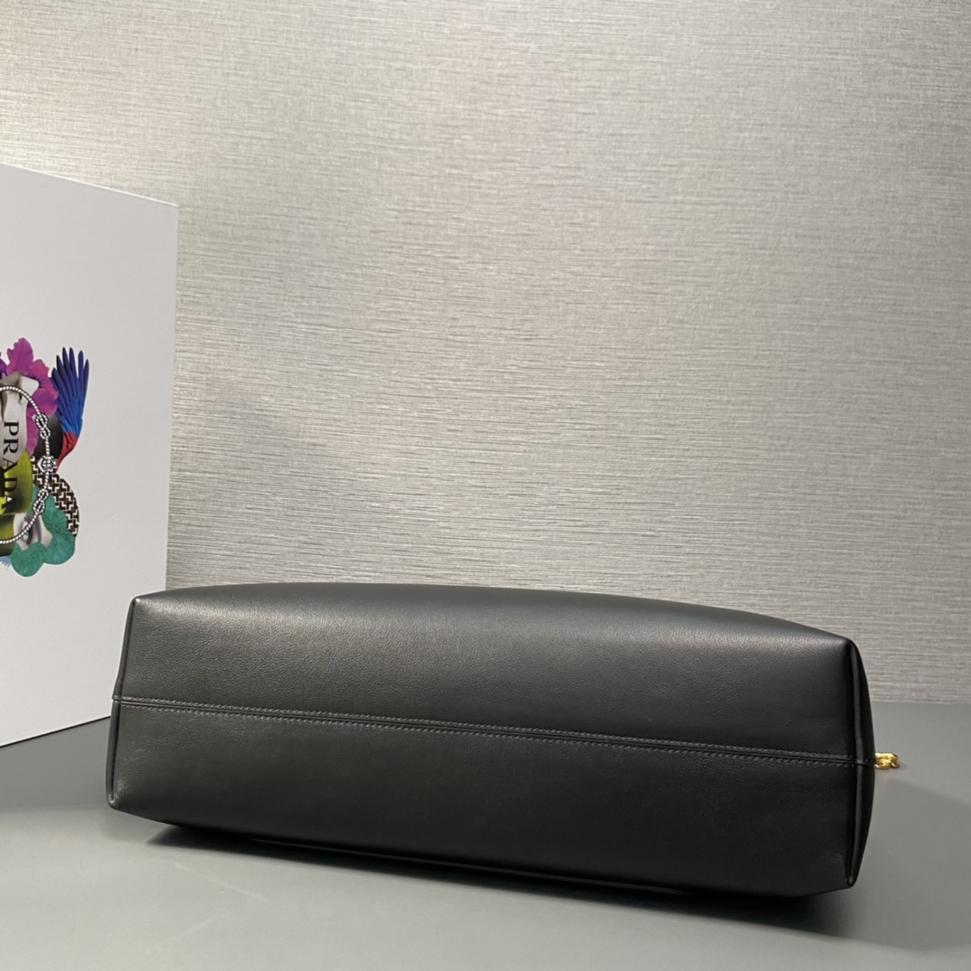Pra*a large leather shoulder bag
