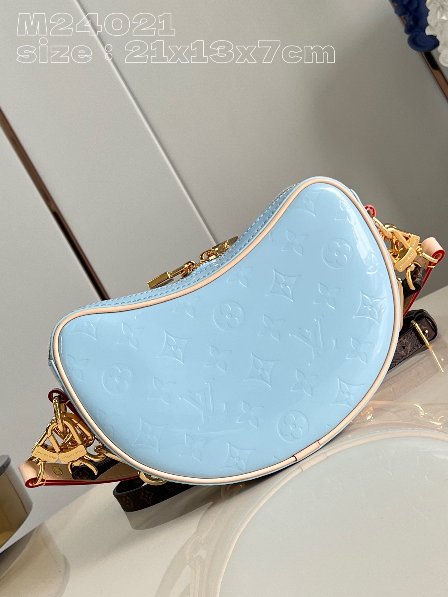 l**is V*t*n croissant pm monogram vernis leather