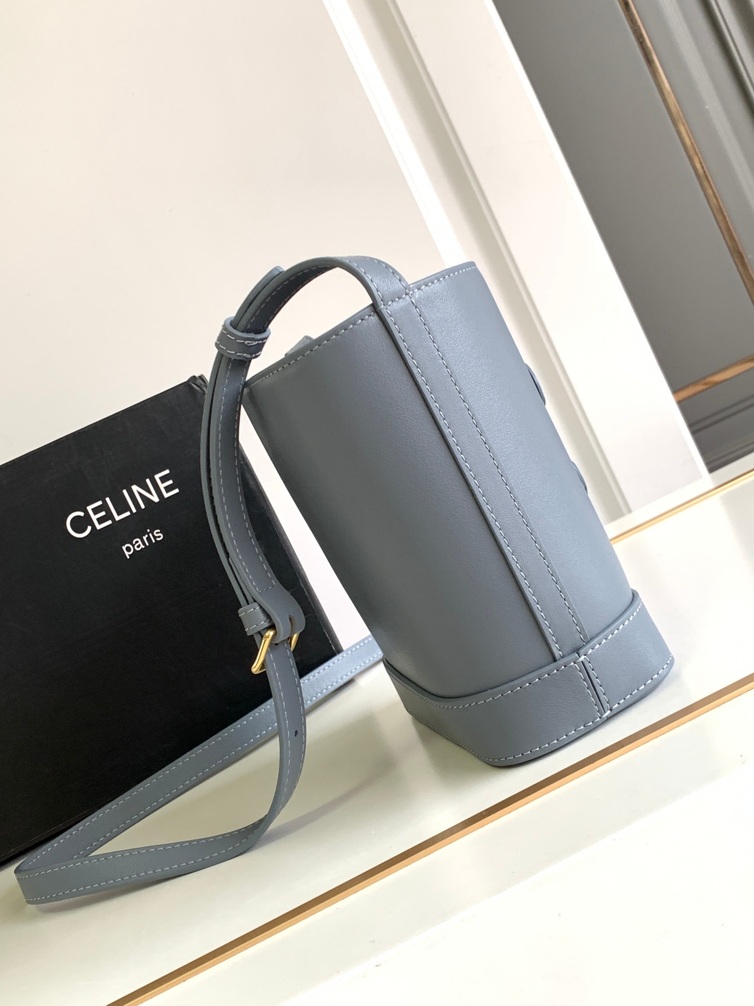 Ce**e mini bucket cuir triomphe