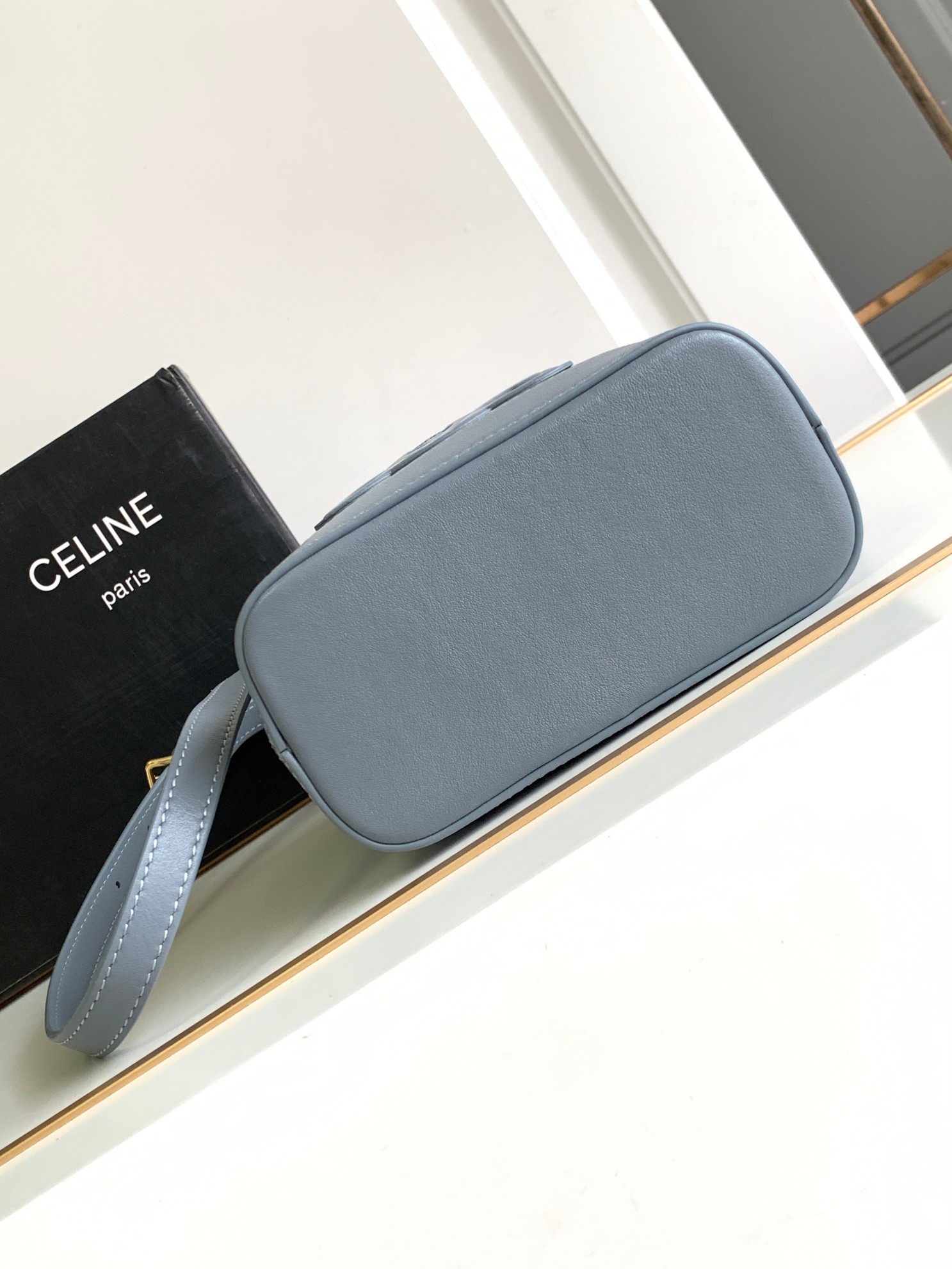 Ce**e mini bucket cuir triomphe