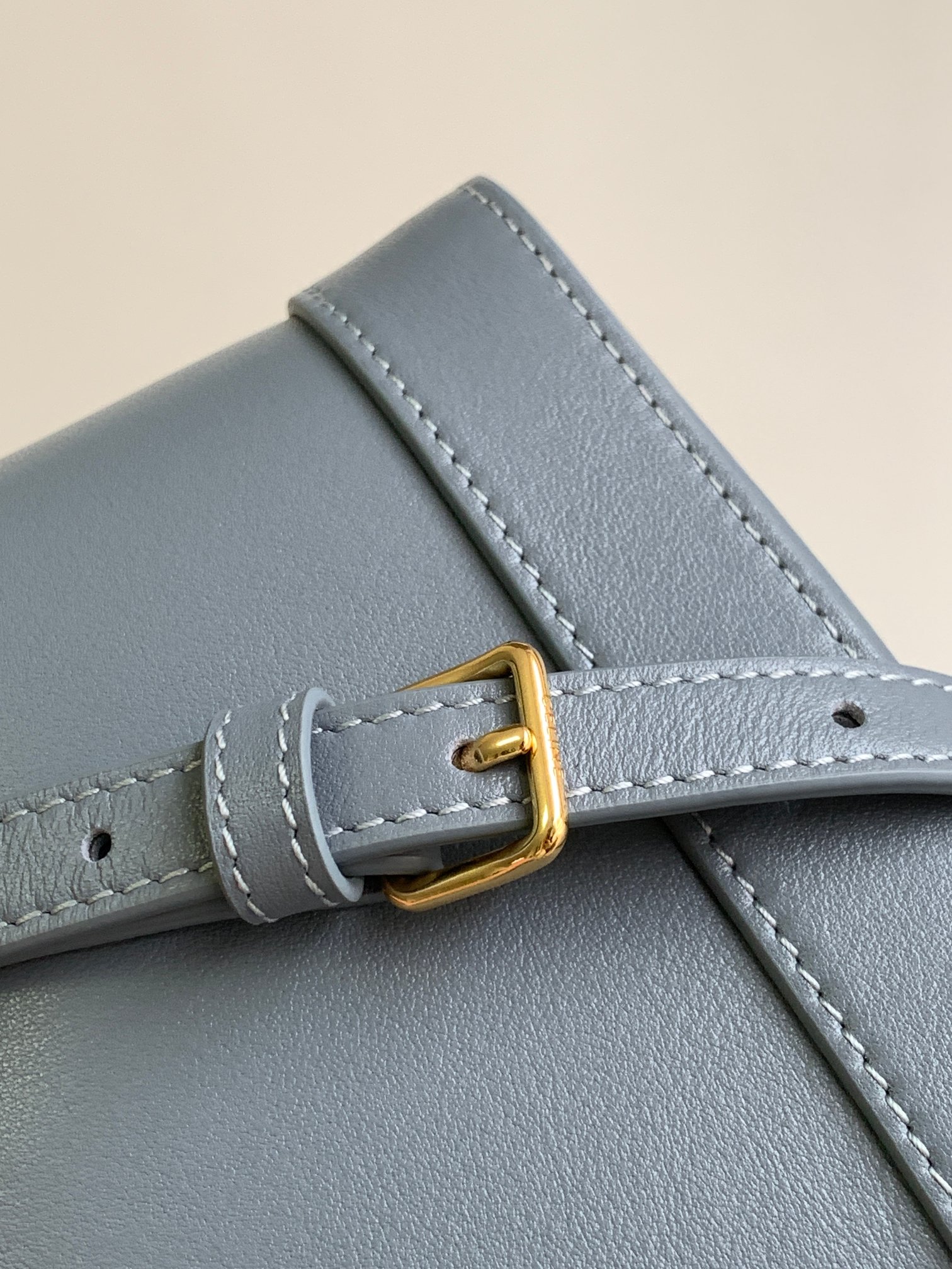 Ce**e mini bucket cuir triomphe