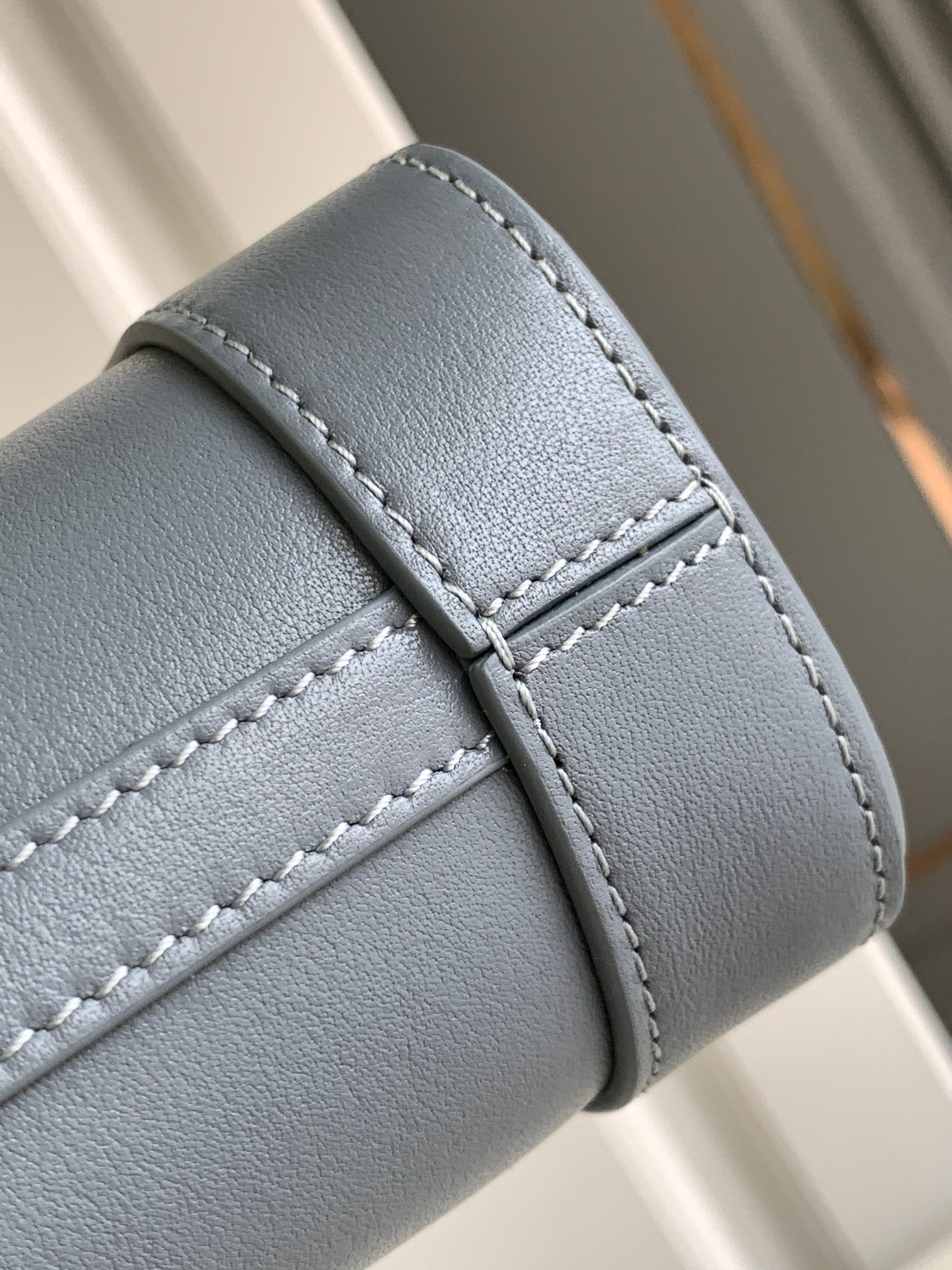 Ce**e mini bucket cuir triomphe
