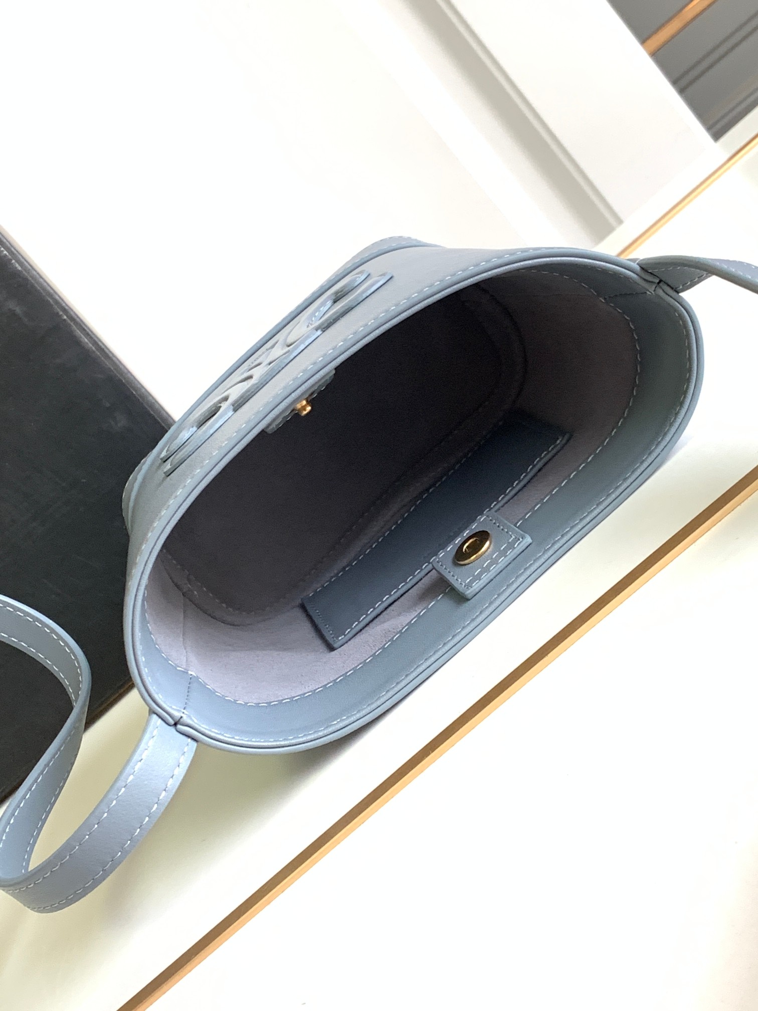 Ce**e mini bucket cuir triomphe