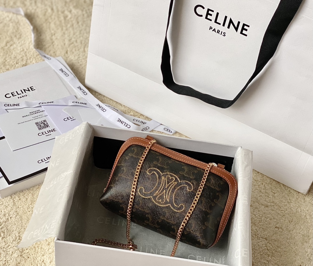 Ce**e clutch with chain in triomphe canvas and lambskin