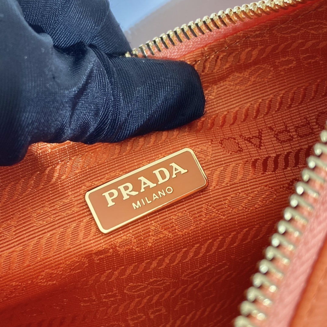 Pra*a hobo bag