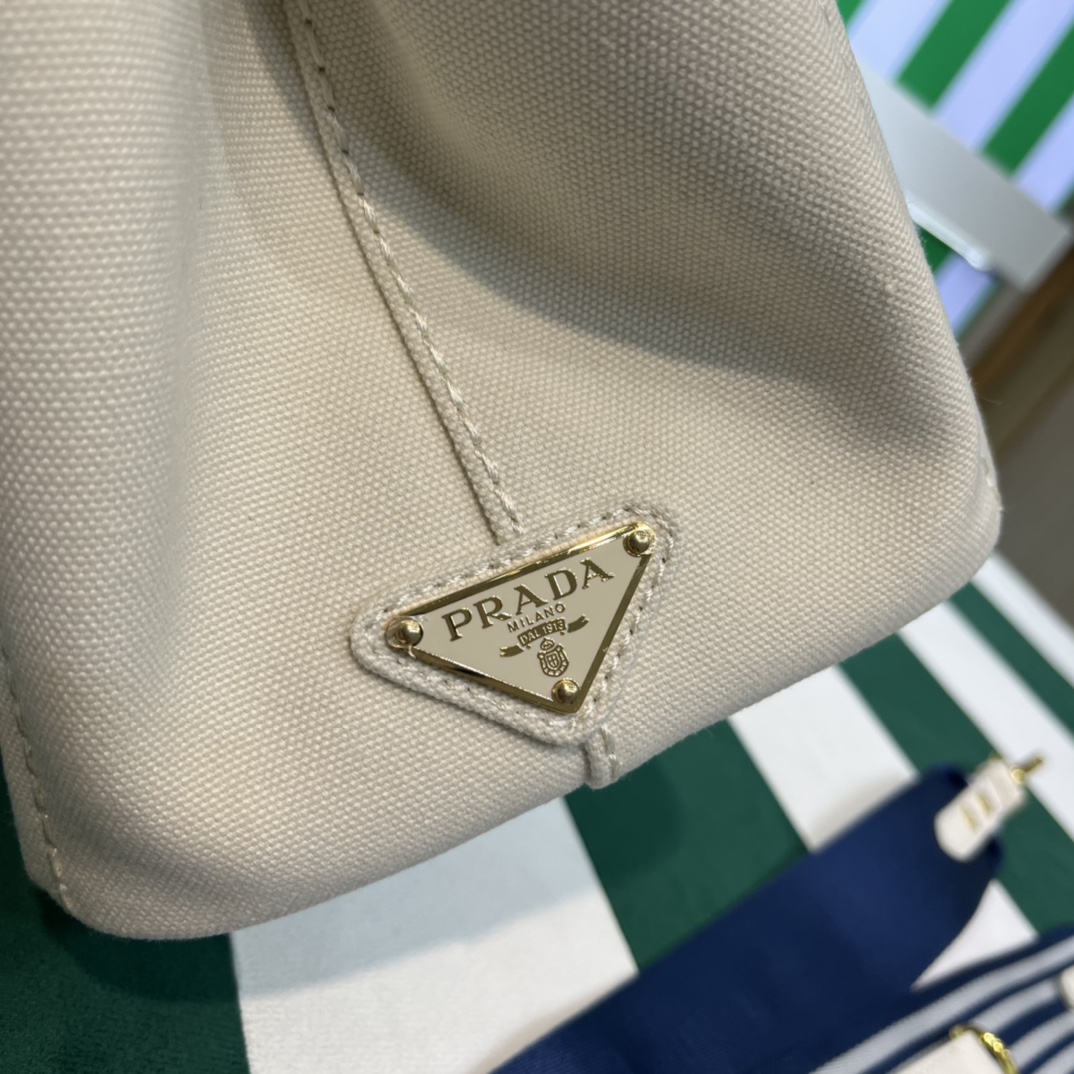 Pra*a canapa tote bag