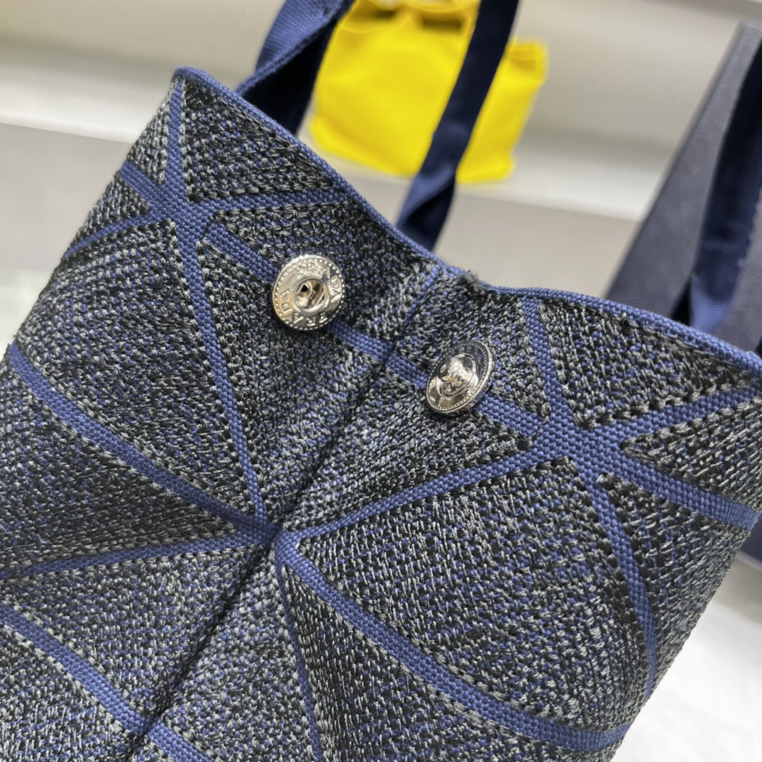 Pra*a canapa tote bag