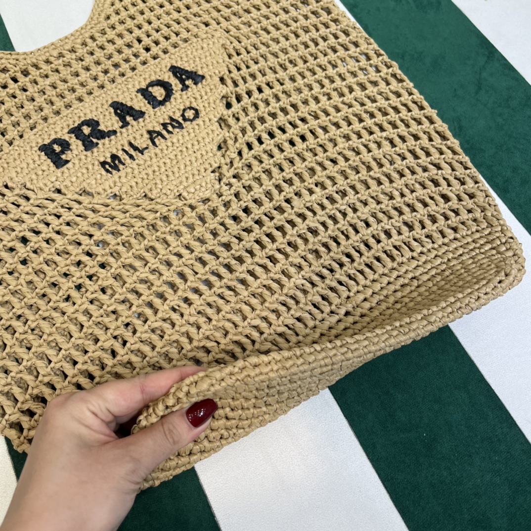 Pra*a crochet tote bag