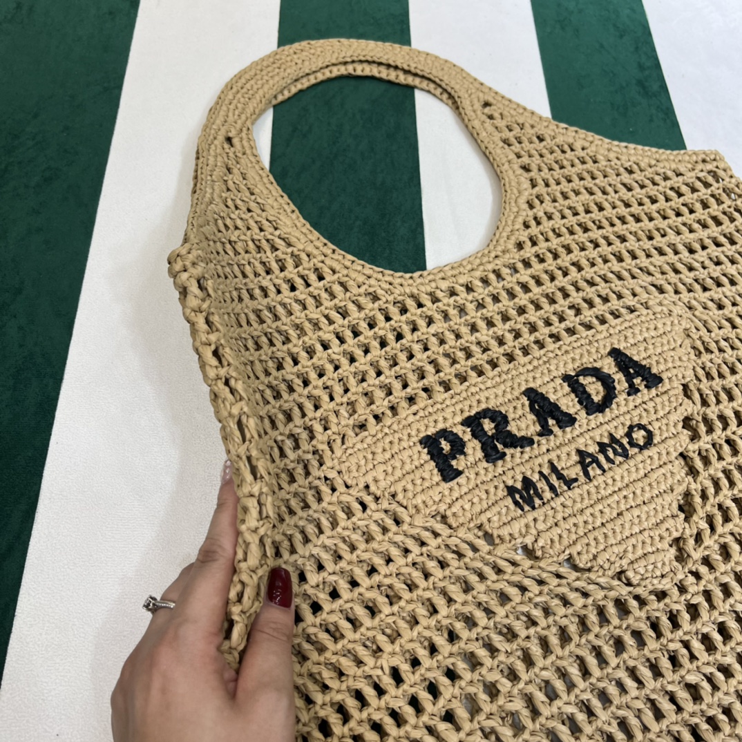 Pra*a crochet tote bag