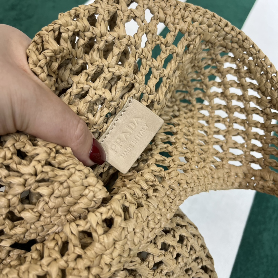 Pra*a crochet tote bag