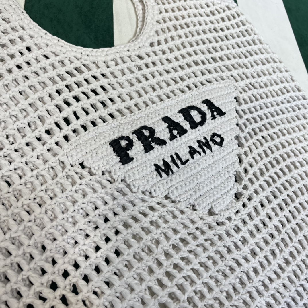 Pra*a crochet tote bag