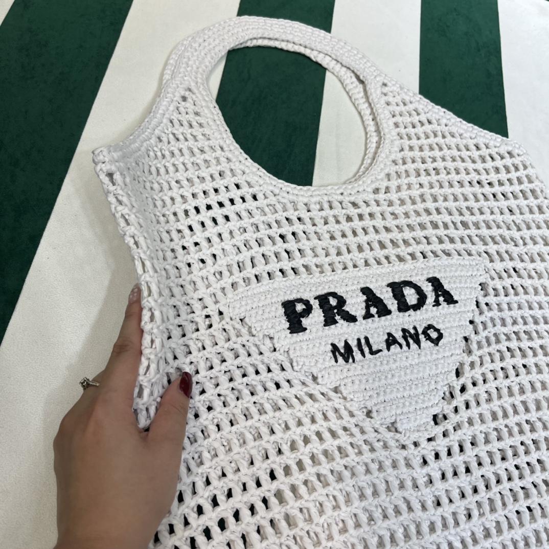 Pra*a crochet tote bag