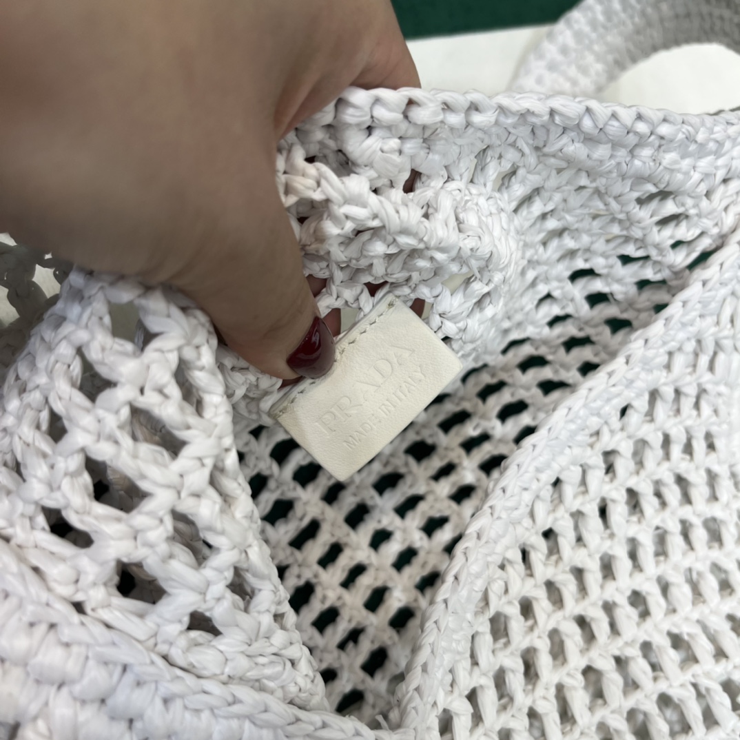 Pra*a crochet tote bag