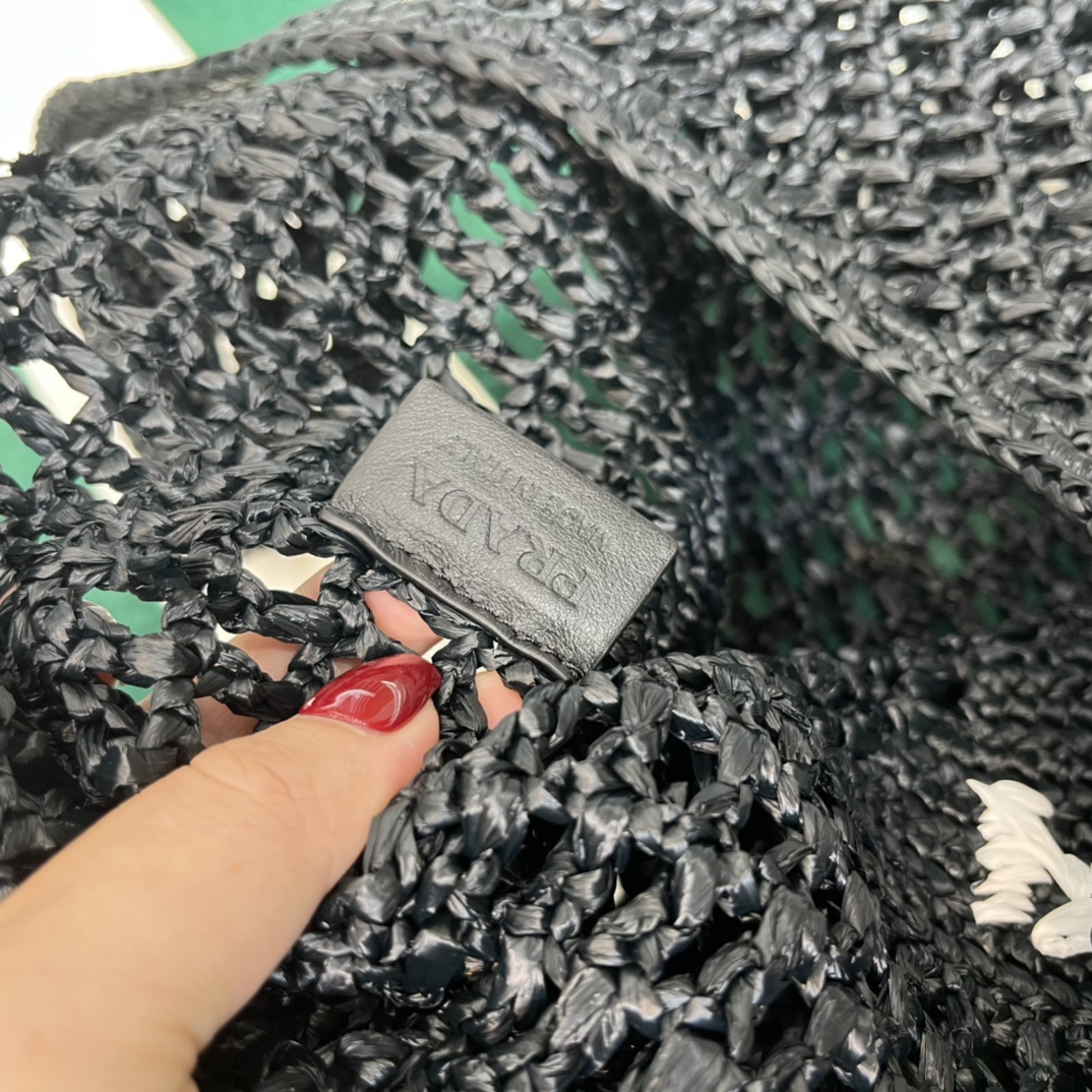 Pra*a crochet tote bag