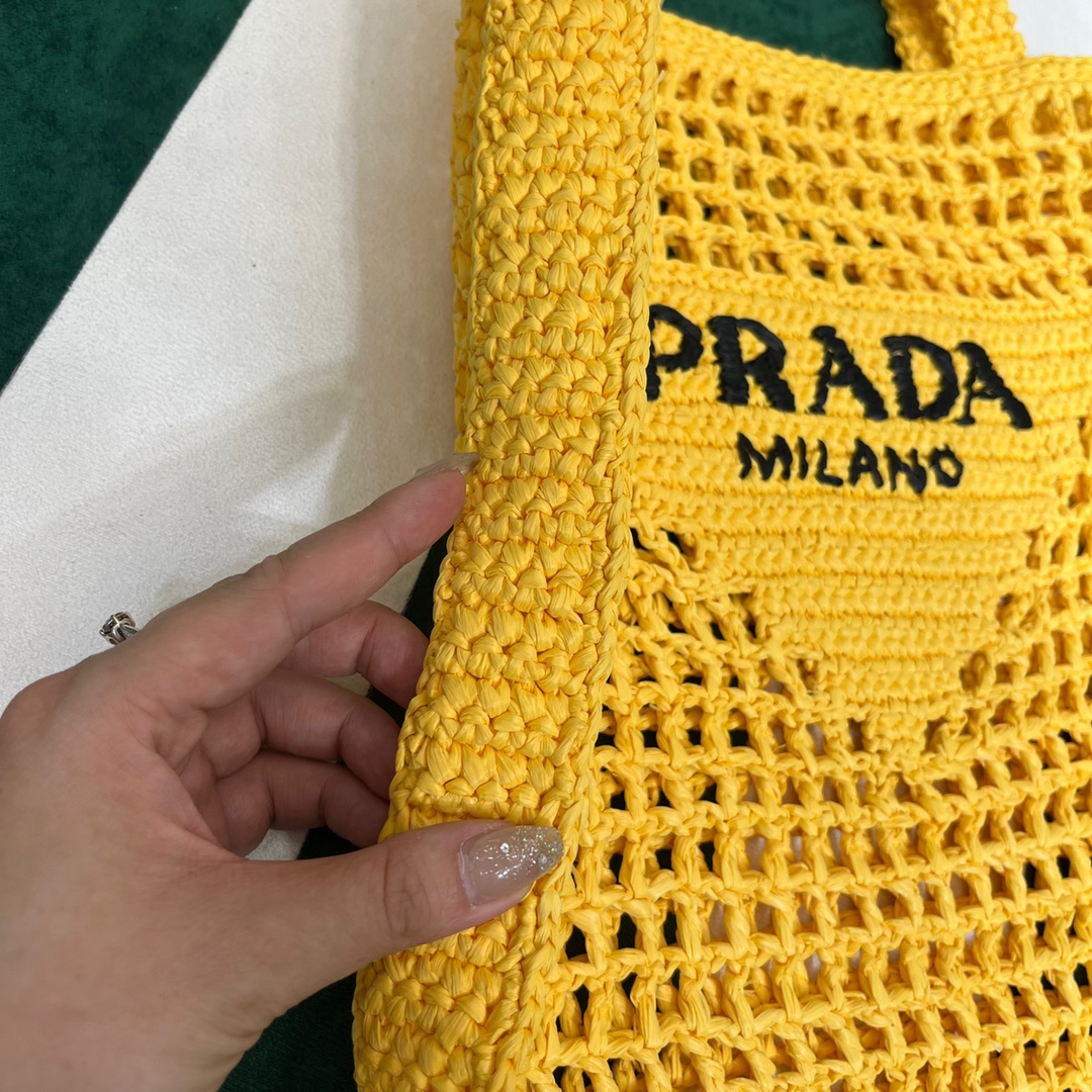 Pra*a crochet tote bag
