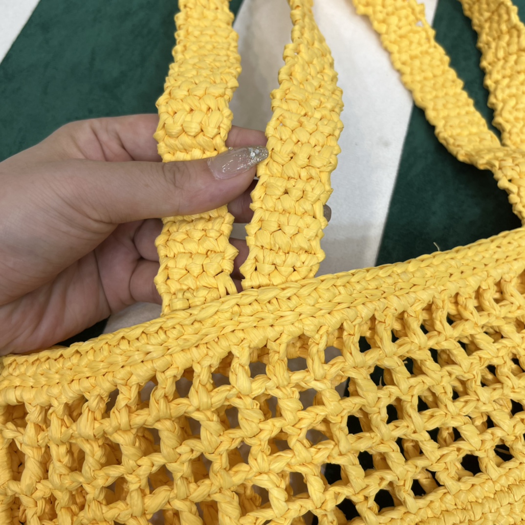 Pra*a crochet tote bag