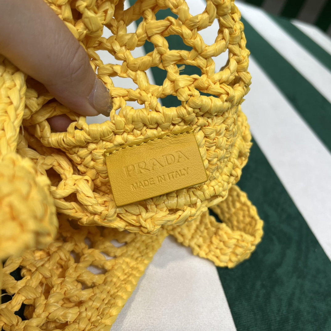 Pra*a crochet tote bag