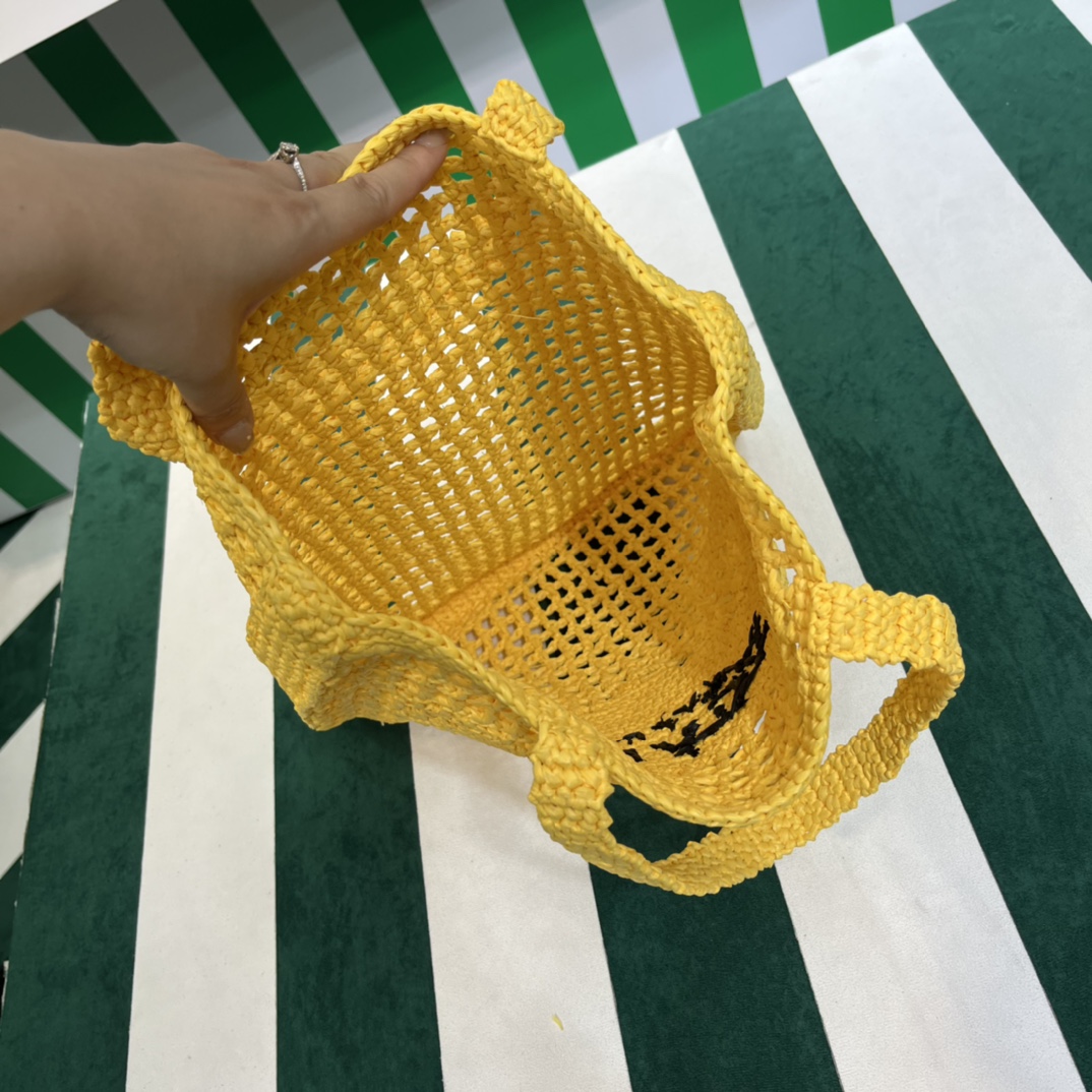 Pra*a crochet tote bag