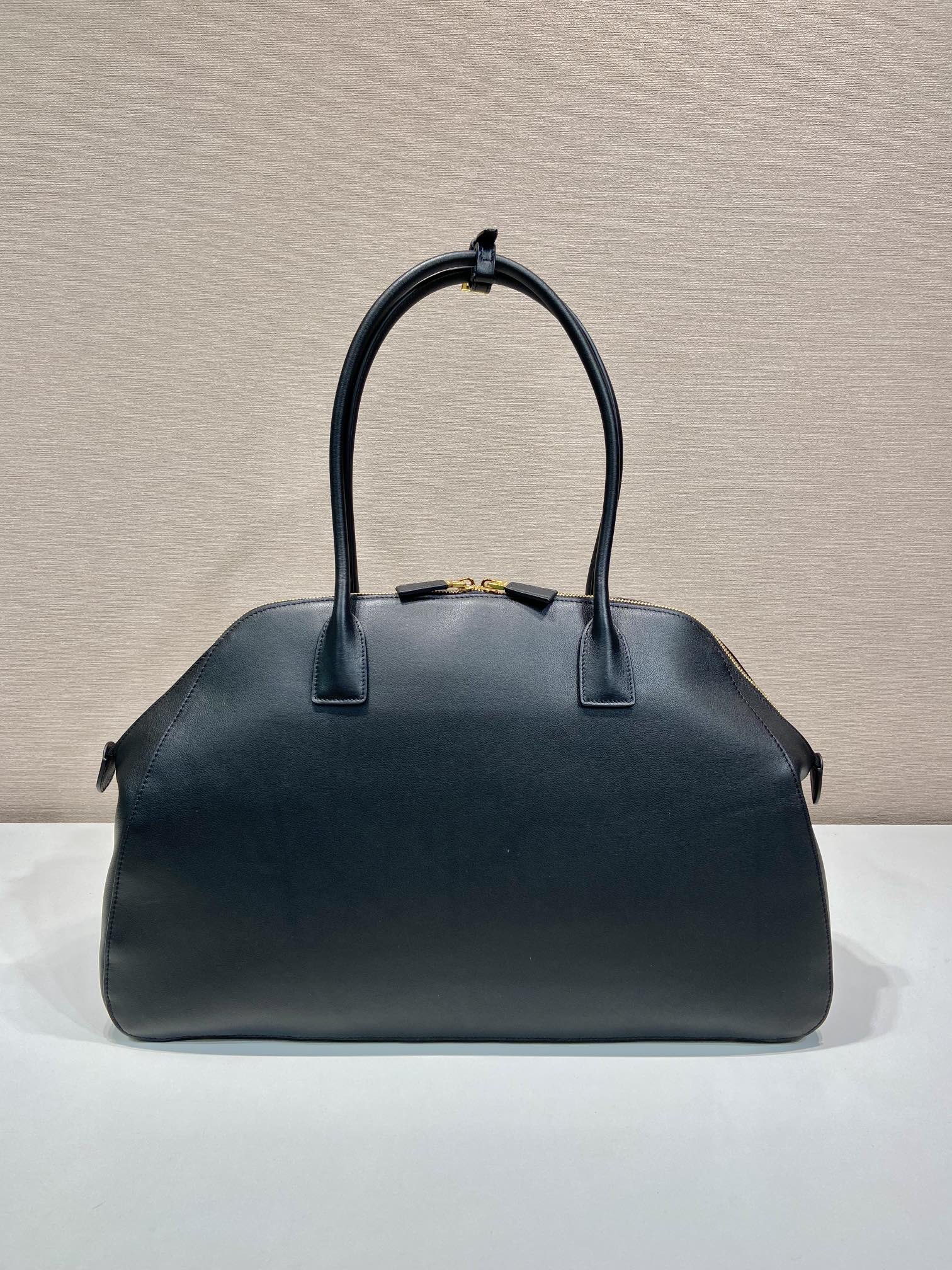 Large leather tote bag with zipper closure