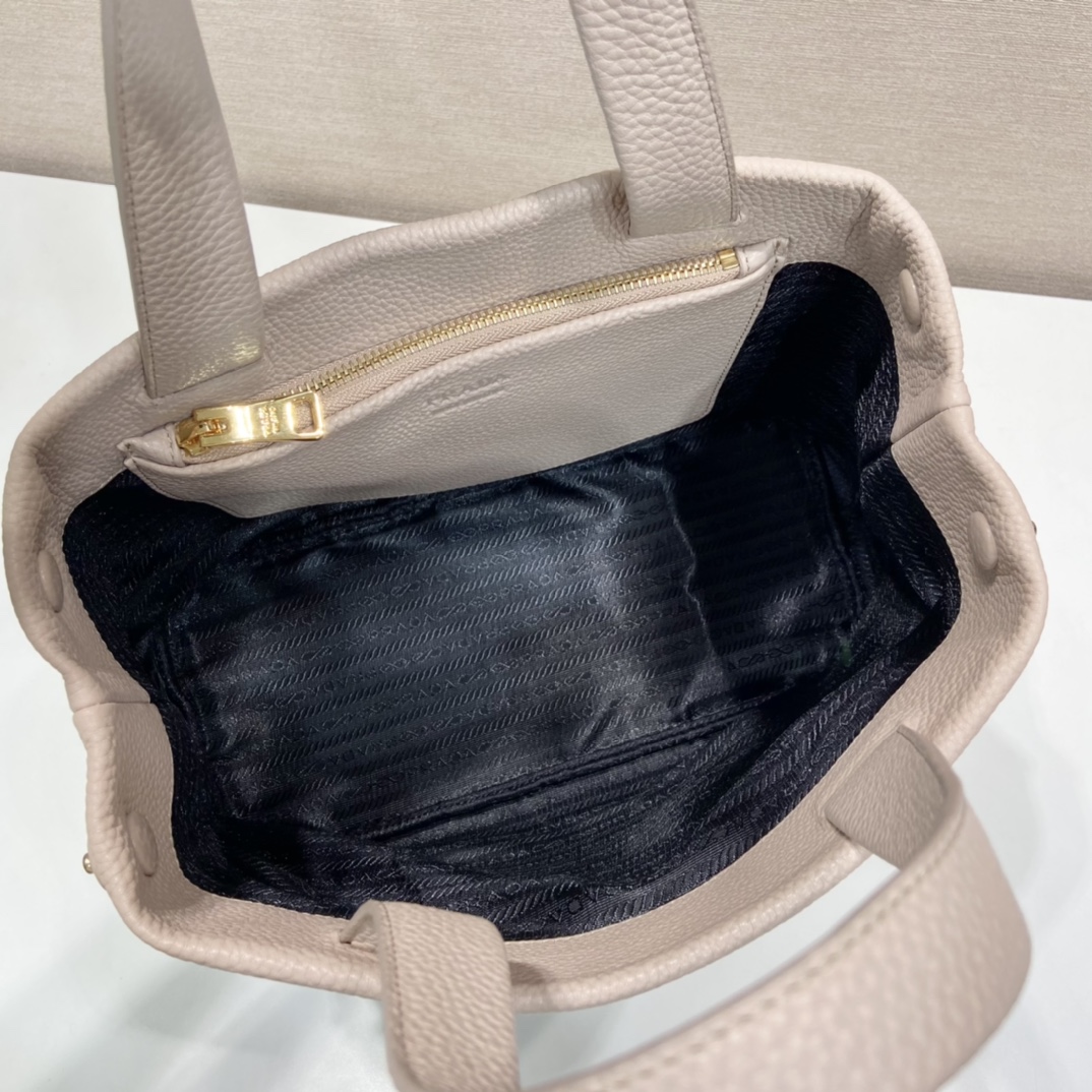 Pra*a tote bag