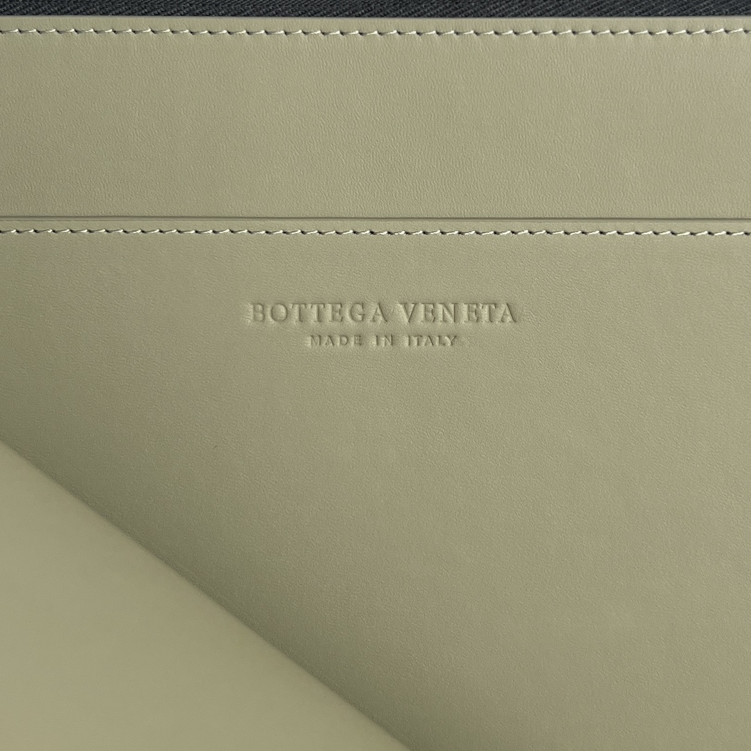 bo*te*ga Ve*ne*ta intrecciato half zip pouch