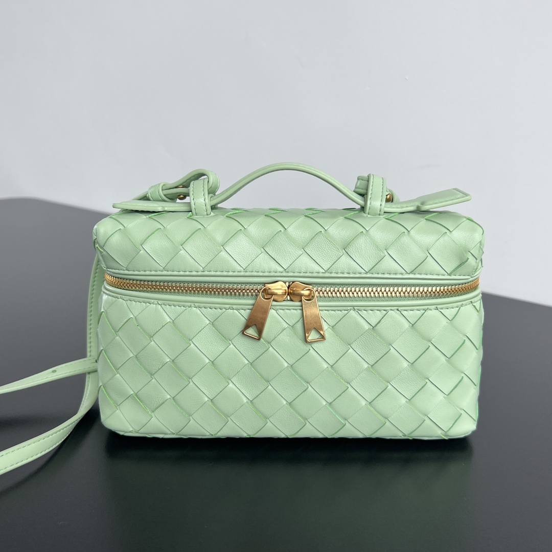 bo*te*ga Ve*ne*ta bang bang vanity case