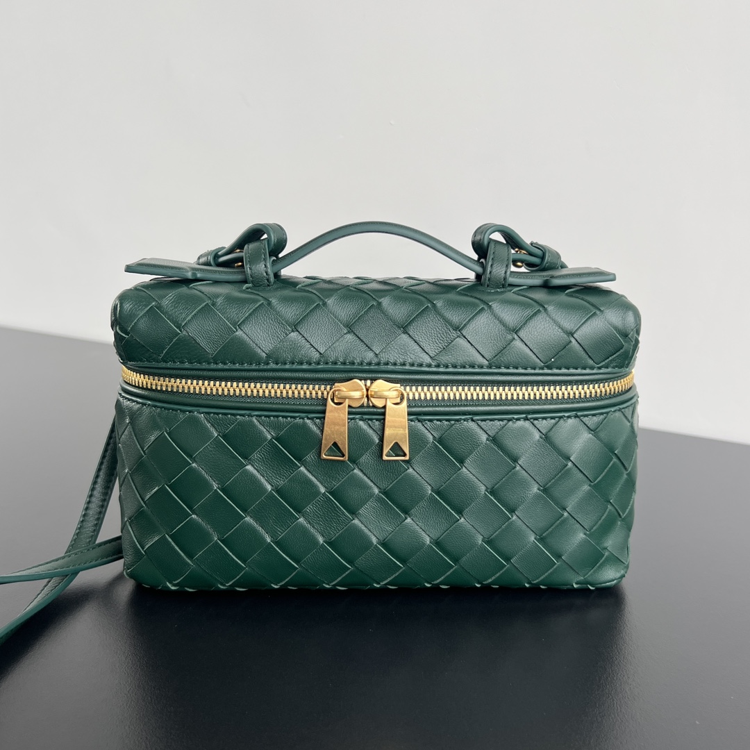bo*te*ga Ve*ne*ta bang bang vanity case