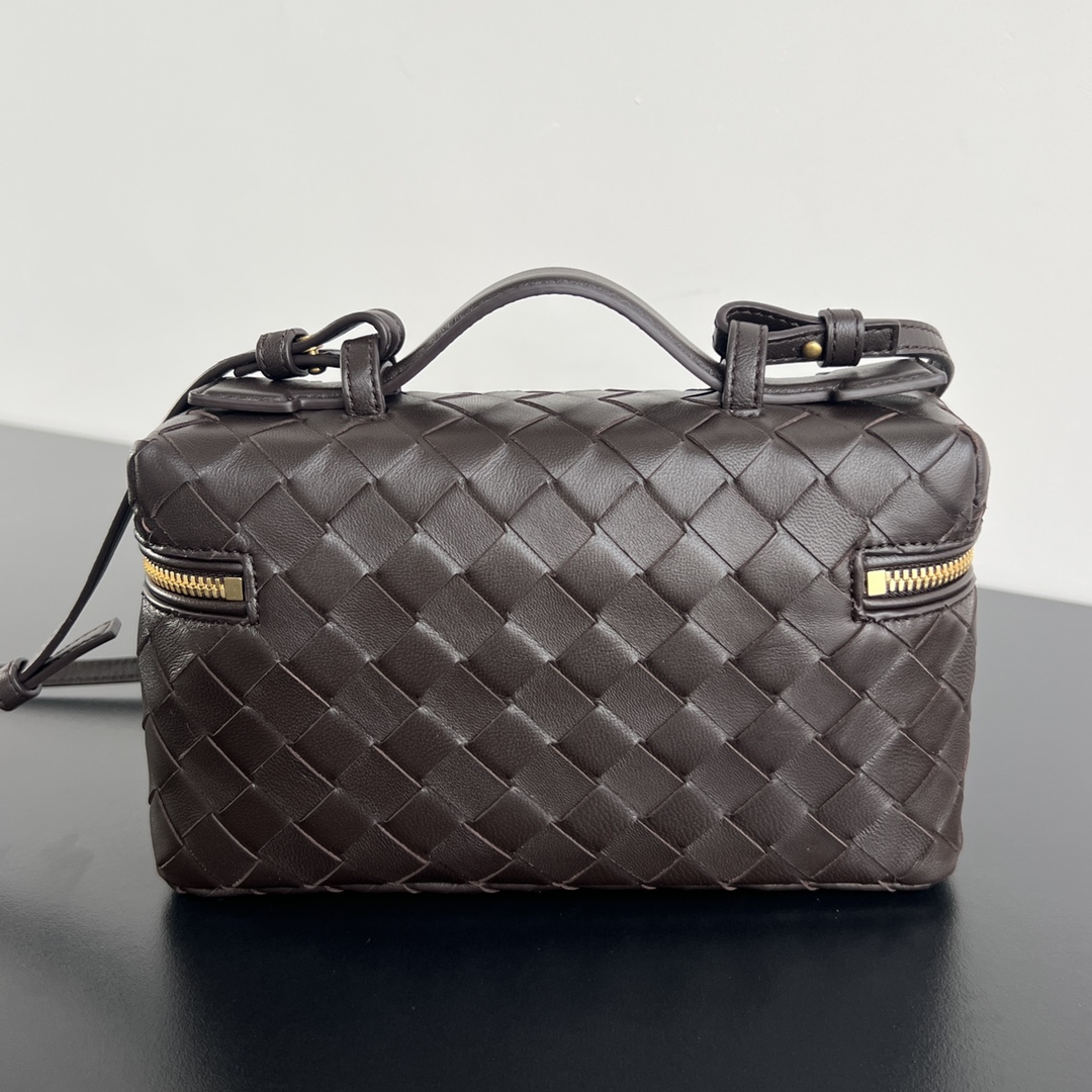 bo*te*ga Ve*ne*ta bang bang vanity case