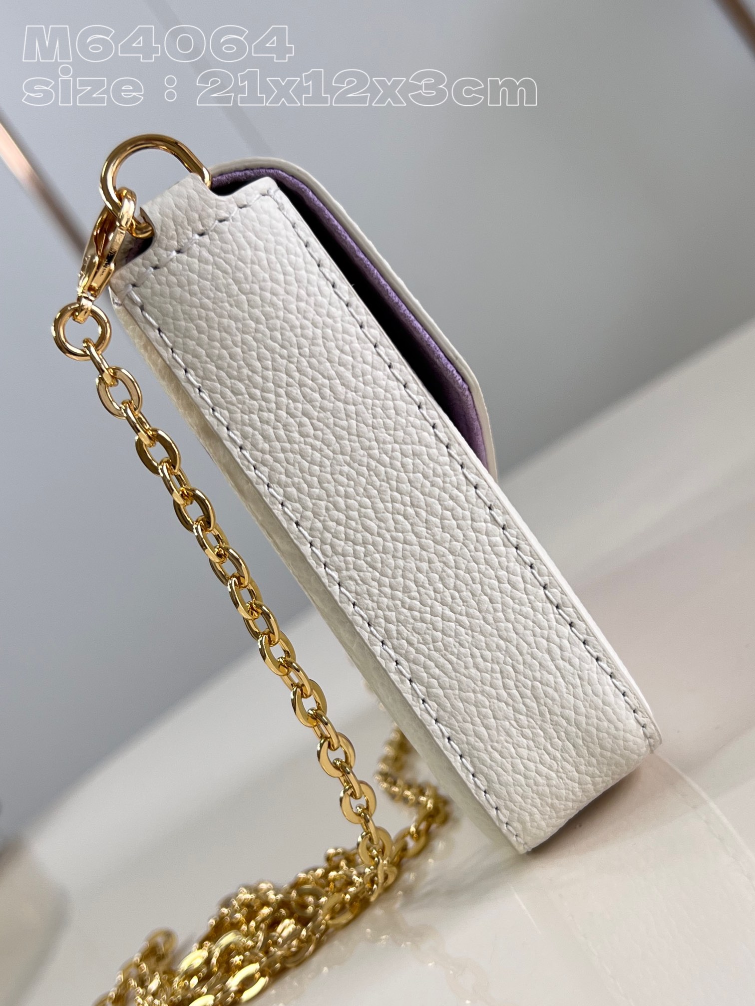 l**is V*t*n pochette félicie
