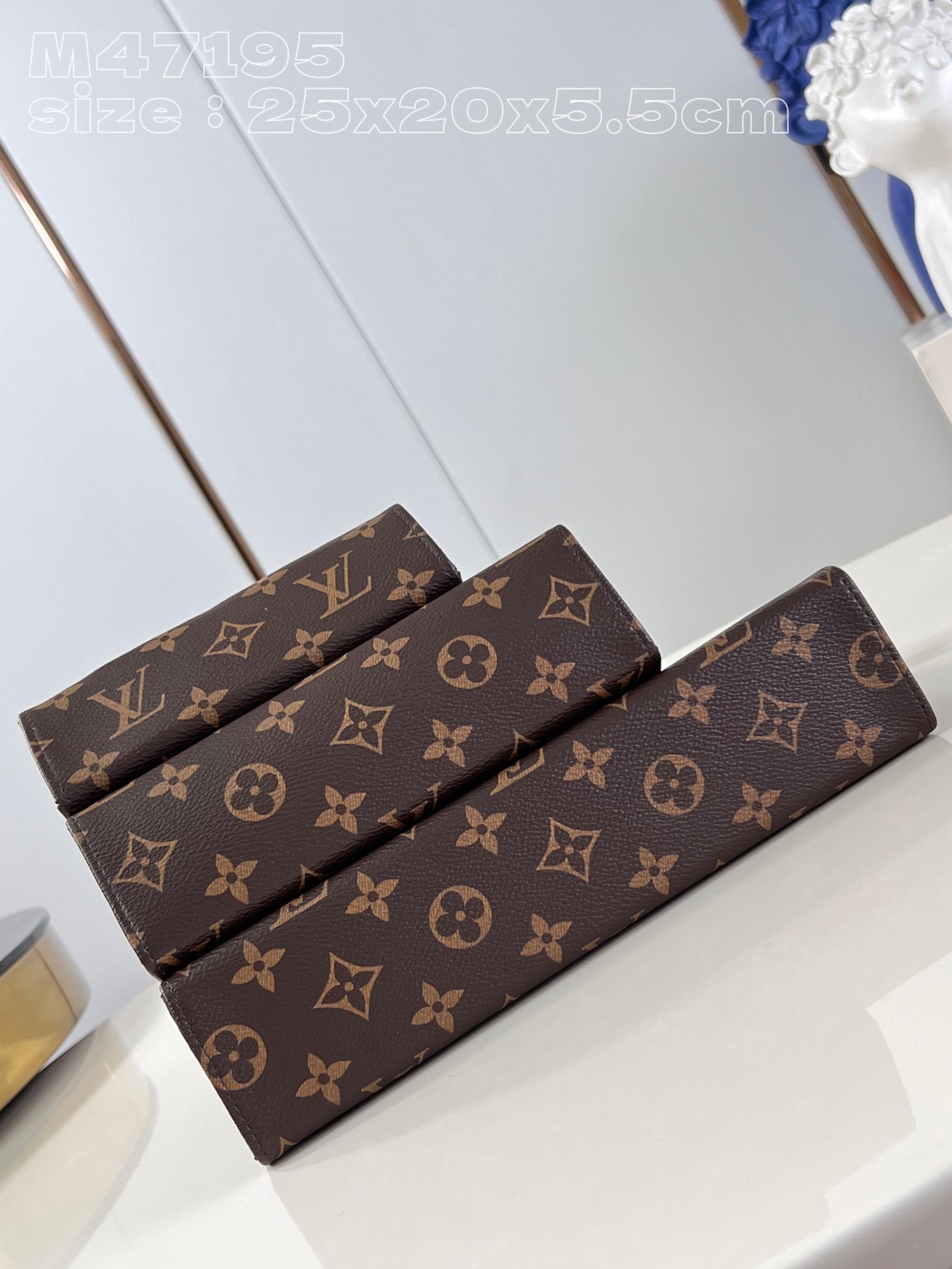 l**is V*t*n trio toilet pouch